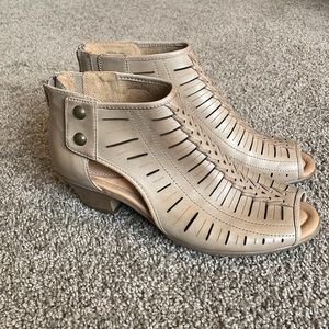 Earth - peep toe ankle booties - Size 9